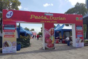 mulai disesaki pengunjung pada siang hari Galeri Foto Pesta Durian 2016