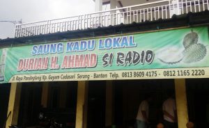 Dua pigura berisi akta kampiun kontes durian pada Durian Si Radio Dari Pandeglang